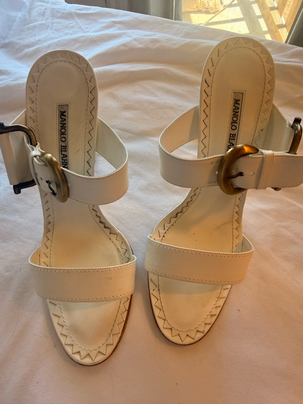 Manolo Blahnik Cream Leather Brass Buckle Sandals Sz 39.5 fits like 8.5 - Picture 3 of 5